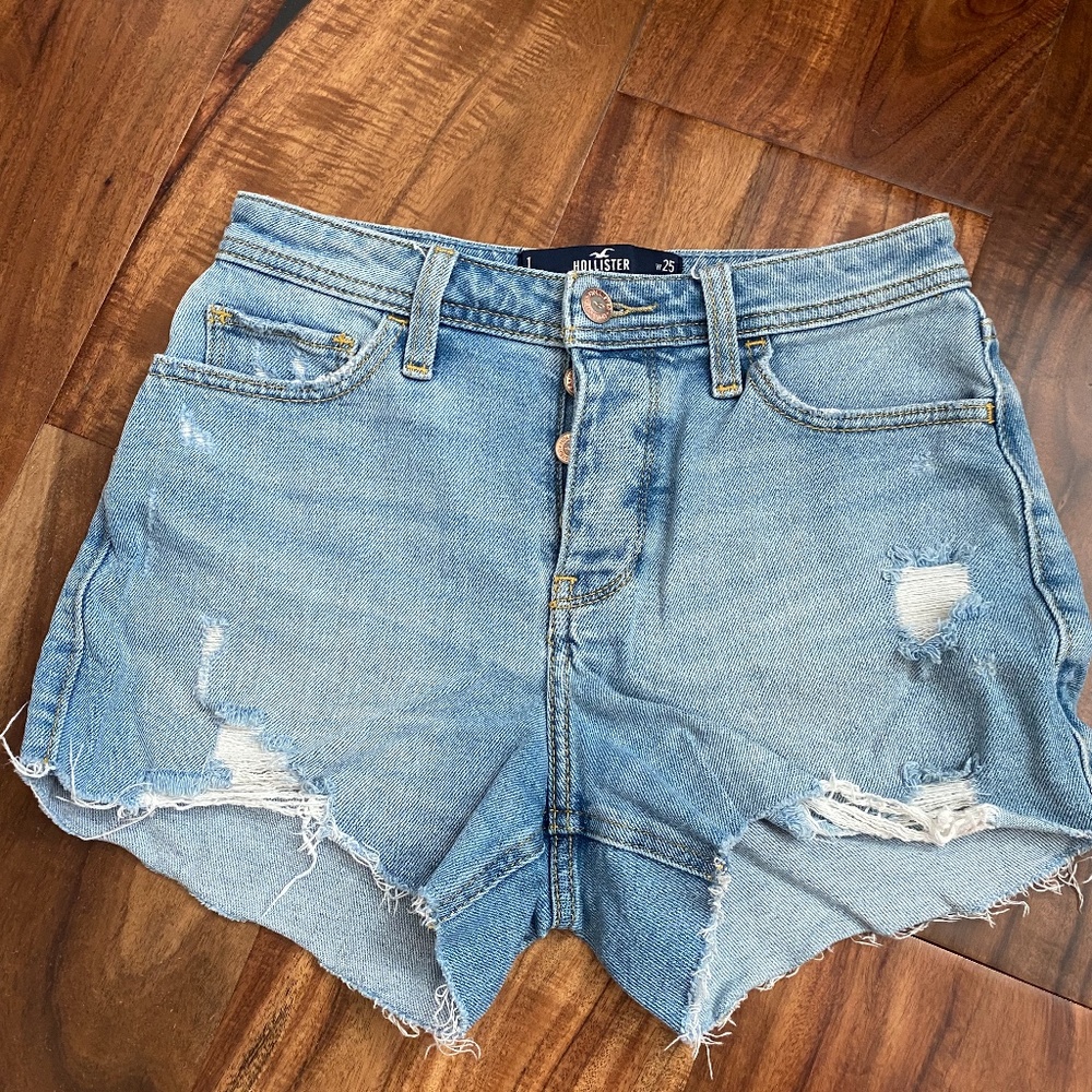 Hollister High-rise Mom short 3”